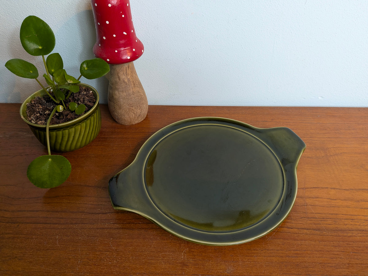 Groene keramische serveerschaal met oren