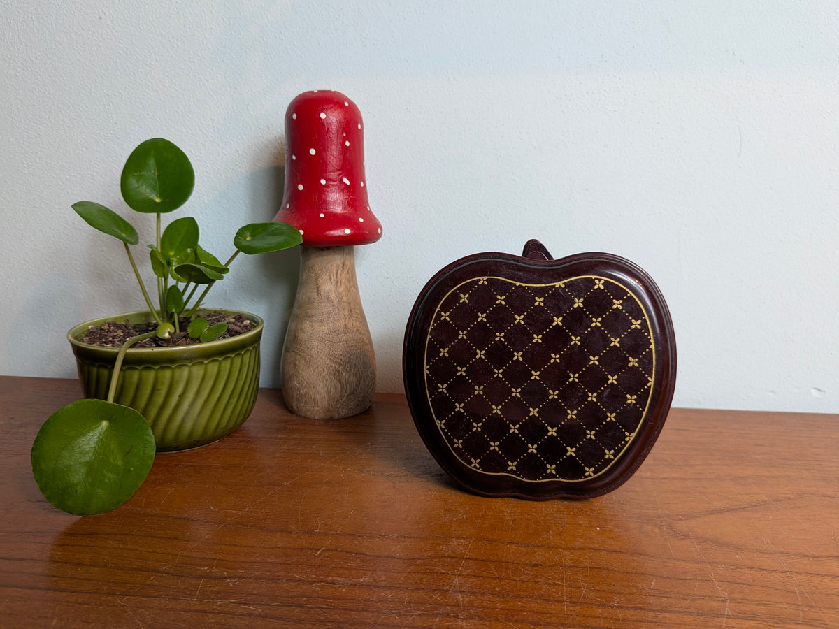 Appelvormig doosje met onderzetters en gouddecor