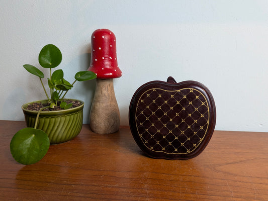 Appelvormig doosje met onderzetters en gouddecor